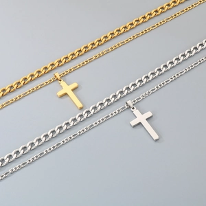 Détail des colliers croix NK et Figaro en acier inoxydable en dorés et argentés