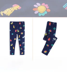 Gros plan sur la texture du tricot extensible et les motifs de dessins animés pour filles