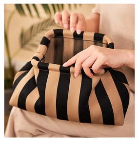 Vista dettagliata dell'interno della pochette in maglia a righe ad alta capacità