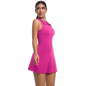 Détail d'une robe de tennis rose avec col polo zippé et coupe athlétique sans manches