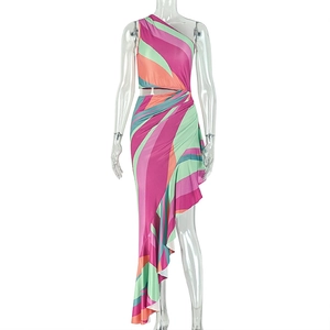 Détail de l'imprimé abstrait coloré sur robe asymétrique avec découpe taille et volants