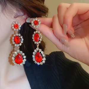 Boucles d'oreilles vintage élégantes avec cristaux rouges et accents de diamant
