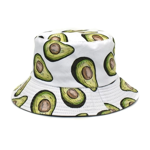 Détail du bob blanc imprimé avocat montrant le tissu en coton et les coutures