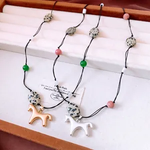 Collier avec pendentif cheval vintage, perles de pierre et cordon tressé noir