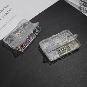 Transparente 6-Fach Nagelschmuck-Box mit bunten Strasssteinen und weißen Perlen