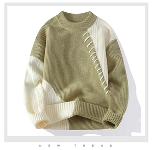 Detailansicht eines grau-grünen Strickpullovers mit weißen Ziernähten und Rippbündchen