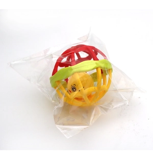 Détail de la balle hochet souple pour bébé dans son emballage transparent avec cadre coloré