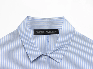 Dettaglio ravvicinato del colletto della camicia a righe bianche e blu taglia S
