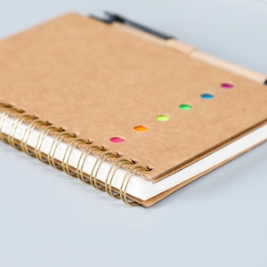 Detailansicht Kraftpapier-Spiralnotizbuch mit Stiftschlaufe und bunten Registerkarten