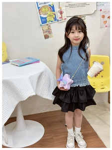 Gros plan d'une fille en gilet denim avec un sac bandoulière étoile à paillettes violettes