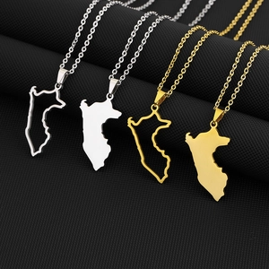 Dettaglio delle collane con ciondolo mappa del Perù in oro e argento, modelli pieni e cavi