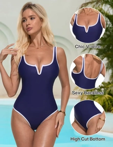 Detailansicht des tiefblauen Badeanzugs mit V-Ausschnitt und rückenfreiem Design