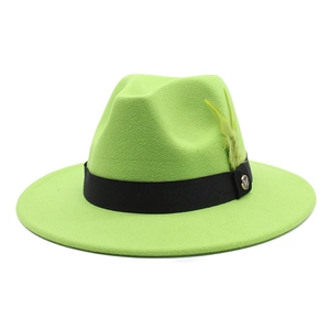Chapeau fedora en laine vert néon avec ruban noir, plume et badge métallique M