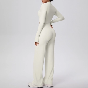Détail de l'ensemble de yoga blanc cassé avec pantalon large taille haute et passe-pouces