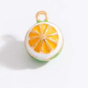 Vue détaillée d'un pendentif citron en émail fait main avec bords métalliques dorés