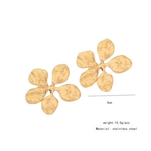 Detailansicht der 4cm goldene Blumenohrstecker aus Edelstahl mit Maß- und Gewichtangaben