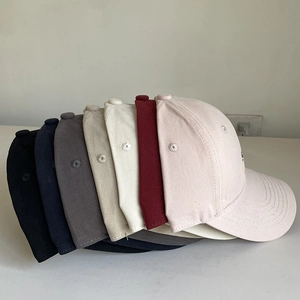 Casquette de baseball en coton brodée B en sept couleurs dont noir, marine et kaki