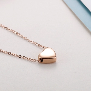 Dettaglio della collana con ciondolo a cuore in oro rosa e catena raffinata
