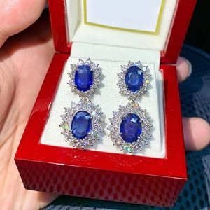 Dettaglio di eleganti orecchini in stile zaffiro blu con alone floreale di zirconi