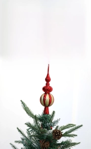 Dettaglio del puntale per albero rosso a forma di zucca con strisce glitterate oro