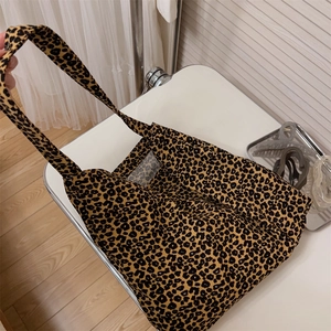 Dettaglio della capiente borsa shopper con stampa leopardata e spalline larghe stile casual