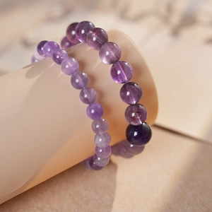 Makro-Detail von künstlichen Amethyst-Armbändern mit Textur und violetten Tönen