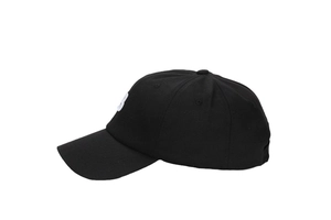 Vista dettagliata del cappellino da baseball nero con lettera B bianca ricamata