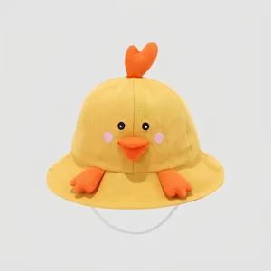 Détail du chapeau canard jaune pour enfants en 100% coton avec mentonnière élastique