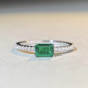 S925 sterling silver emerald cut ring featuring pave diamonds and luxury green gemstone