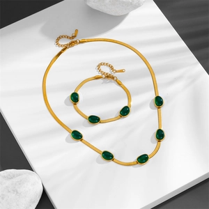 Set vintage collana e bracciale in acciaio al titanio dorato con cinque smeraldi chic