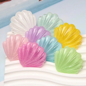Set di conchiglie in resina glitterata in otto colori vivaci per creazione gioielli DIY