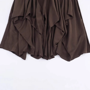 Jupe midi marron foncé tendance avec plis superposés et tissu drapé sur fond blanc