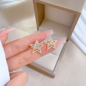 Luxuriöse goldene Stern-Ohrstecker mit funkelnden Kristallen für elegante Anlässe