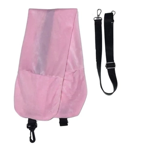 Détail de la housse de voyage rose en peluche et bandoulière réglable en nylon noir