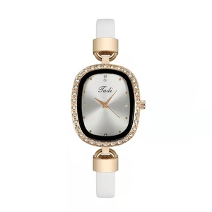 Detailansicht der eleganten Damen-Quarzuhr mit weißem Lederarmband und Goldgehäuse