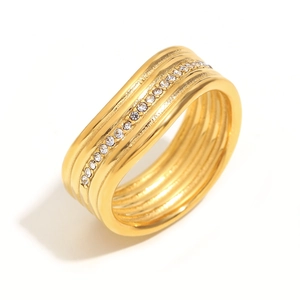 Anello multistrato placcato oro 18K decorato con una fila di pietre di zircone bianco
