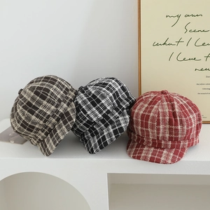 Dettaglio della trama dei cappelli in tweed per bambini in marrone, bordeaux e bianco-nero