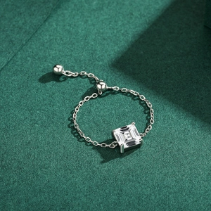 Bague chaîne réglable en argent S925 avec un zircon cubique carré sur une surface verte