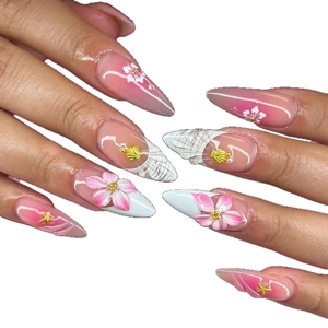 3D-Blumen-Kunstnägel mit goldenen Seesternen und Muscheln in rosa-weißem Farbverlauf