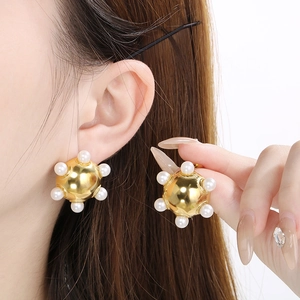 Elegante 18K vergoldete Spiral-Perlenohrstecker für Damen getragen am Model