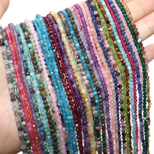 Makroaufnahme von bunten Katzenauge-Perlen für DIY-Schmuck in verschiedenen Farben