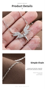 Détail du pendentif ailes d'ange en argent serti de zircons et chaîne fine