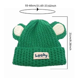 Bonnet en tricot vert avec oreilles d'ours et patch Lucky pour femme, style d'hiver
