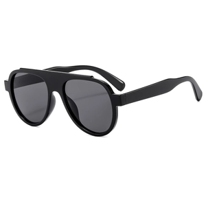 Occhiali da sole aviator neri oversize con montatura lucida visti a 45 gradi di lato