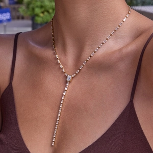 Détail d'un collier en Y en acier titane doré avec zircon porté par un mannequin