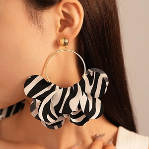 Statement-Ohrringe im Vintage-Stil mit Zebra-Stoffblüten und goldenen Metallkugeln