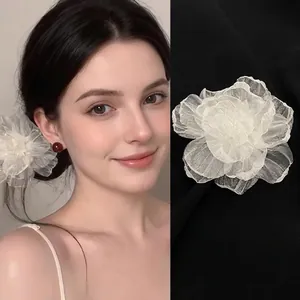 Pince à cheveux fleur en organza blanc avec pétales superposés pour coiffure chic
