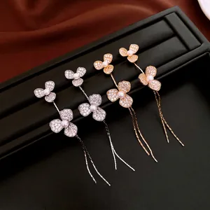 Boucles d'oreilles fleurs dorées et argentées avec pétales en zircon et perles