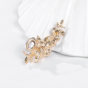 Broche fleur d'iris dorée élégante avec émail dégradé et grand détail de gemme ovale