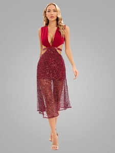 Détail du décolleté en V profond et découpe à la taille d'une robe de soirée à paillettes